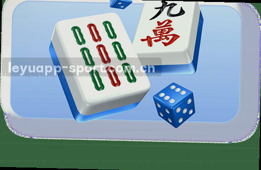 篮球场上双方球员争抢篮板球瞬间 比分牌显示主队领先客队三分